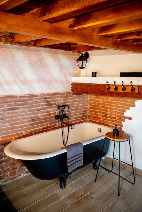 Marco’s Studio - Bathtub in Bedroom experience