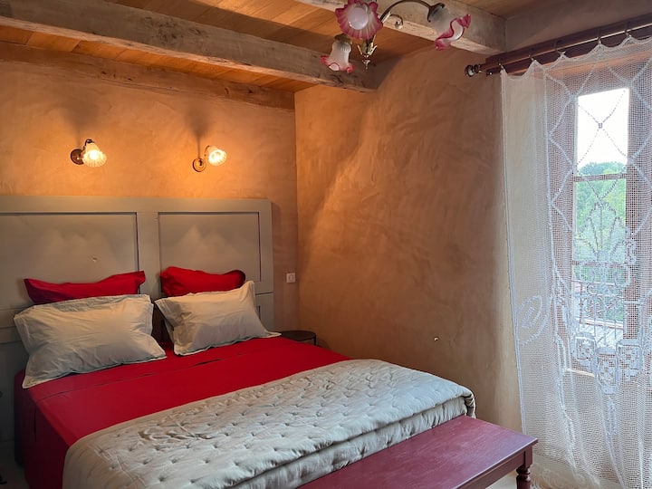 во редица црвена спална соба