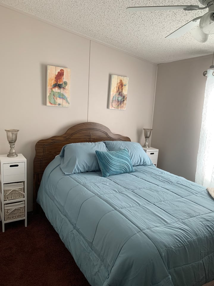 בחדר בתולת הים יש מיטת קווין סייז עם USB על כל שידת לילה. 