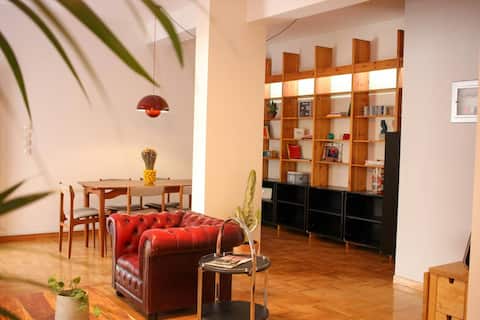 Popular Airbnb listing: The Red Armchair - Retro apt in Kolonaki in κολωνακι λυκαβηττοσ