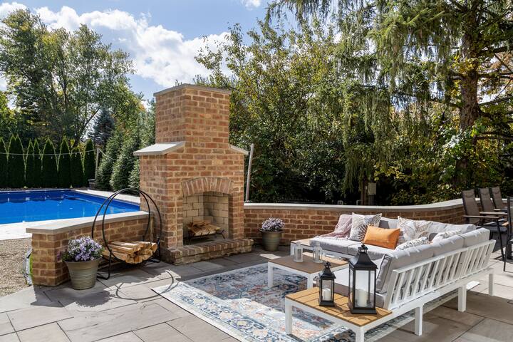 Pool & Hot Tub! -2 King Bed Suites -Private oasis gallery image 5