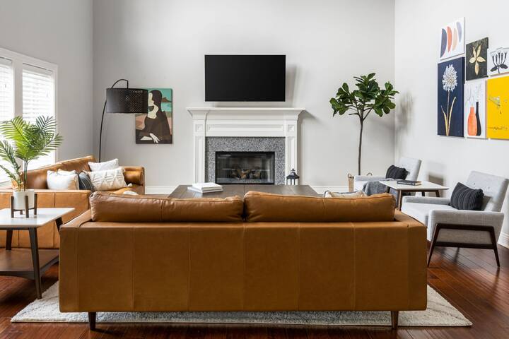 Pool & Hot Tub! -2 King Bed Suites -Private oasis gallery image 4