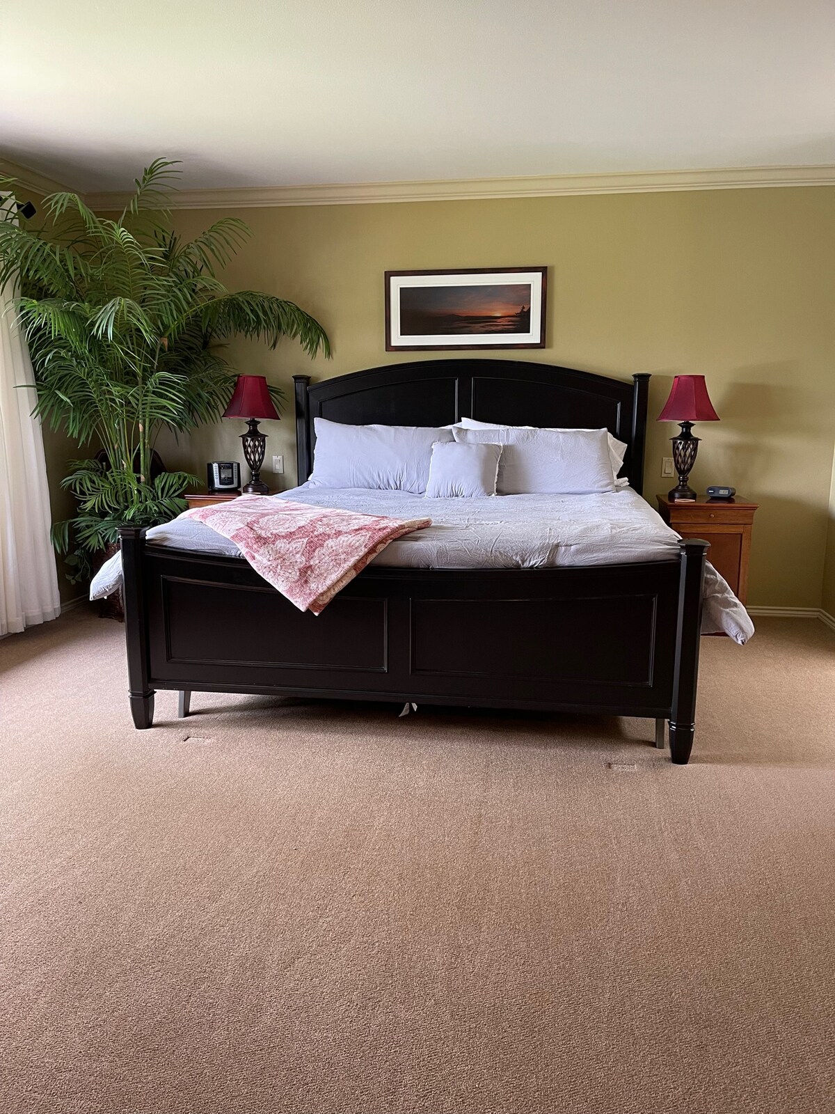 Главна спална соба со брачен кревет (широк 180