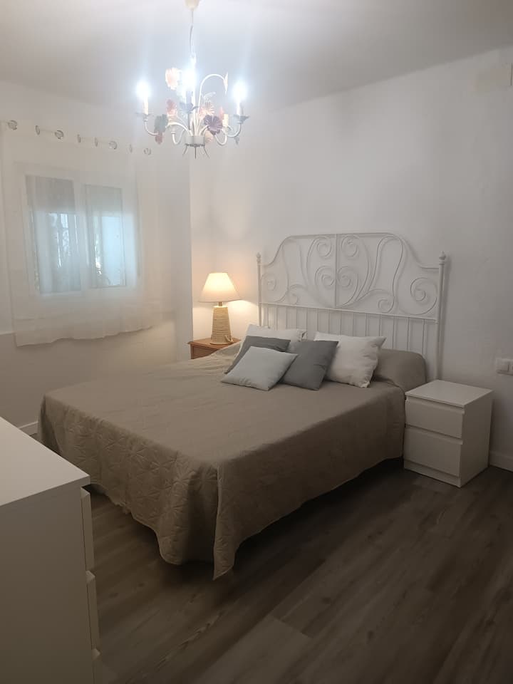 غرفة ، سرير 150، مع طاولات وخزانة ملابس وخزانة ملابس كبيرة