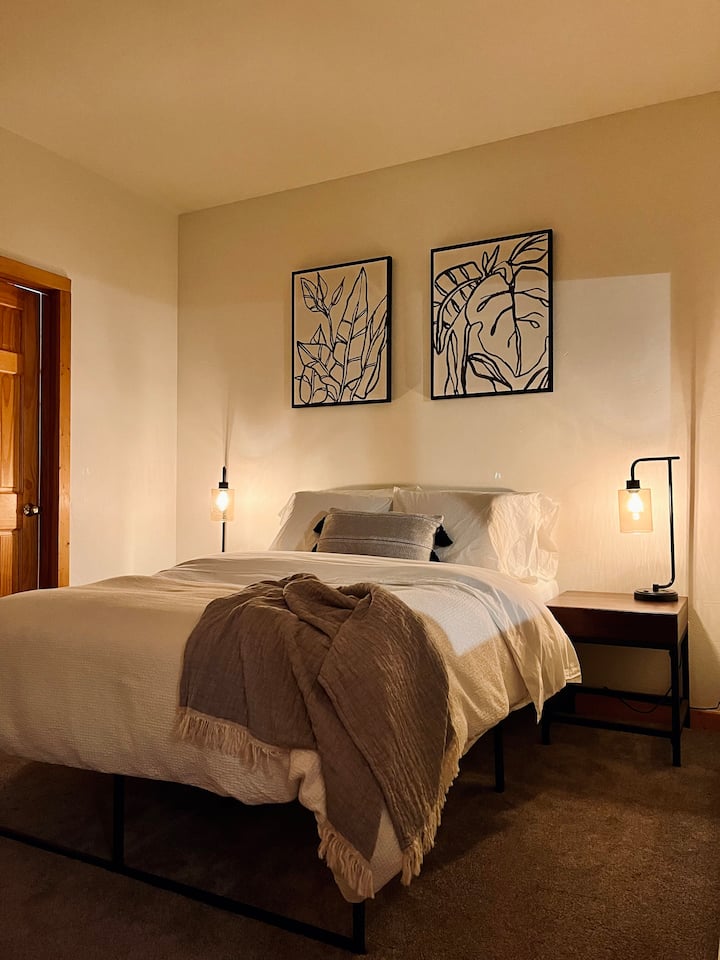 Priestranná spálňa s extra pohodlnou posteľnou bielizňou. 