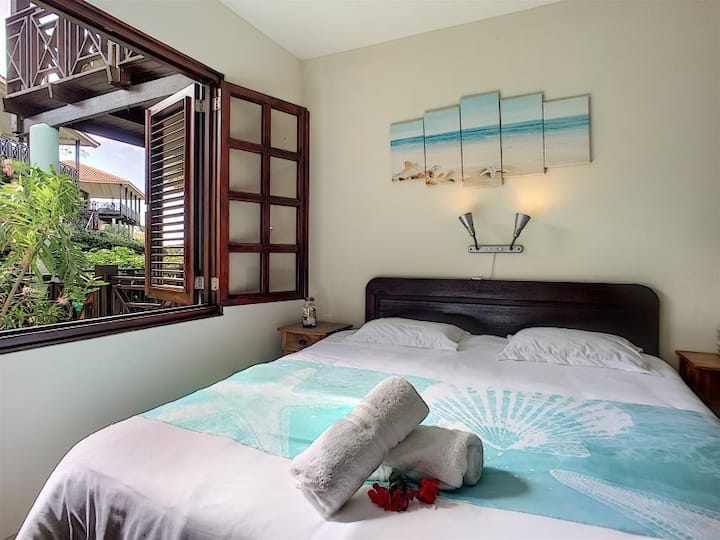 Dhomë gjumi kryesore me krevat dopio "king", ajër të kondicionuar, ventilator dhe banjë private