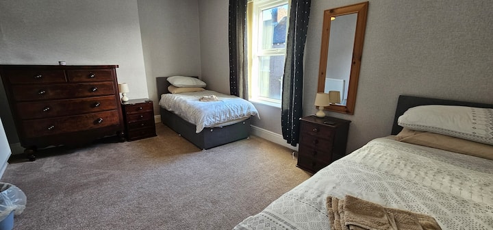 ห้องนอนที่สอง - เพิ่งตกแต่งใหม่และเตียงใหม่ - ฐานเตียงดีแวนที่สะดวกสบายมากและที่นอนที่น่ารัก