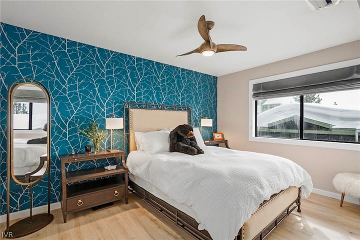 Glavna spavaća soba s pogledom na jezero i vlastitom kupaonicom