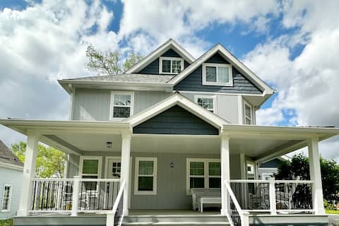 3 Bdrms. Beautiful renovation. Safe and convenient