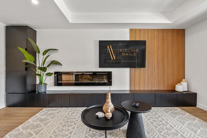 Тази всекидневна се намира на долния етаж и е идеална за забавление.