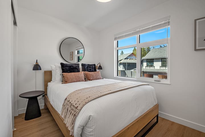 Втората спалня разполага с двойно легло.