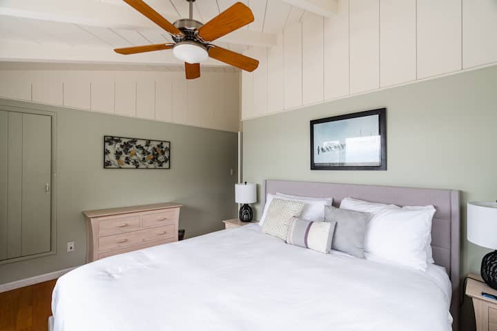 Dormitorio con una cómoda cama tamaño king y excelentes vistas.