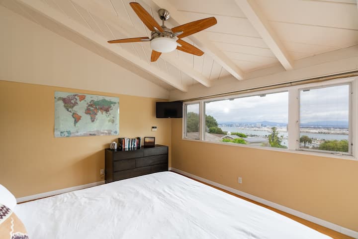 Dormitorio con una cómoda cama tamaño king, puertas francesas y excelentes vistas.