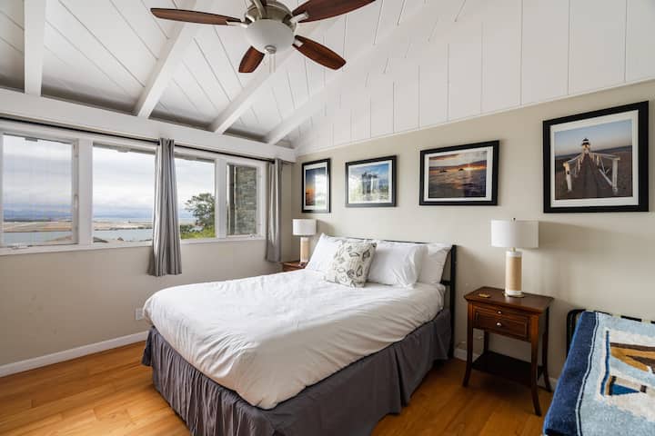 Dormitorio con una cómoda cama tamaño king y excelentes vistas.