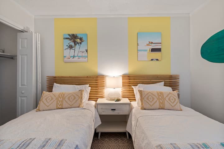 Bright and airy room with twin beds, Roku Tv, cellphone charging station and two beach towels.  Kids and young adults will enjoy this space