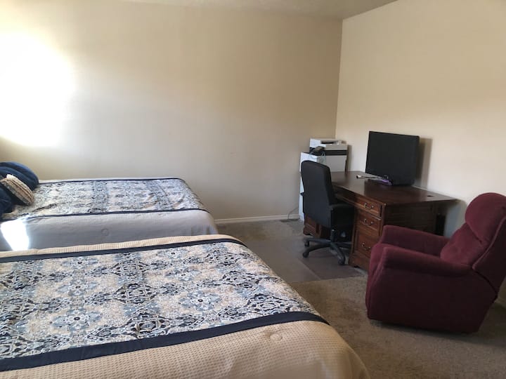 chambre des maitres avec lit King et grand lit, imprimante de bureau, télévision
