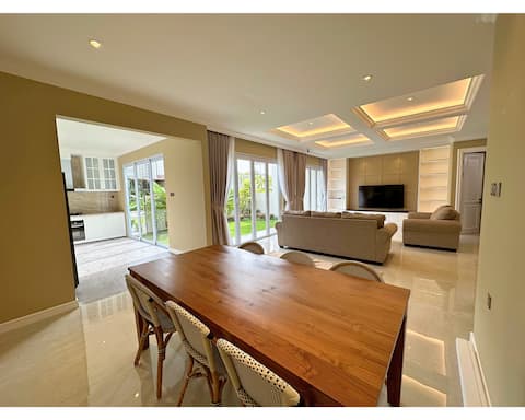 Luxury 4 Br Villa Orchard Park