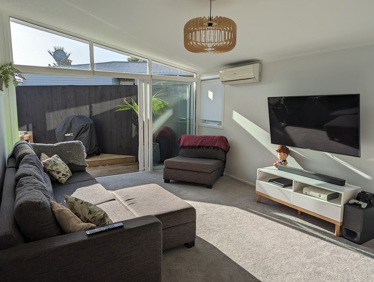 Top Airbnb: Sunny 3BR | Near Trusts Arena | Parking & WiFi in Auckland