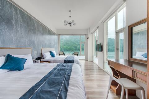 Sun Moon Lake Seminyak | Ita Shao Old Street | Lake View | Deluxe Quadruple Room with Lake View