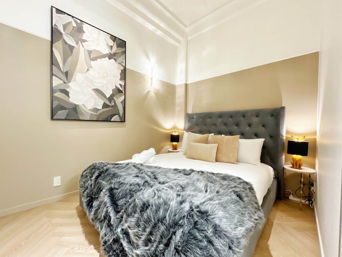 לחוות נוחות ויוקרה בחדר השינה הזה. להירגע על מיטת קווין סייז מפוארת ונוחה מעוטרת בכריות מפוארות, ומבטיחה שנת לילה נינוחה. מזרן וכריות נגד אבק אבק. 