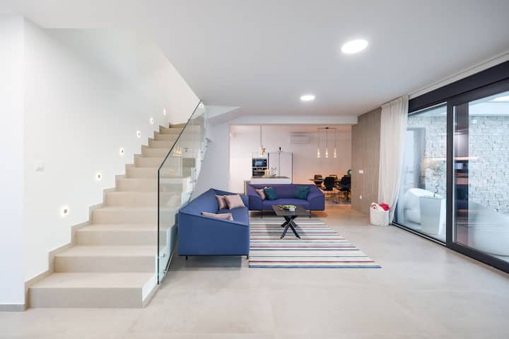 الطابق الأرضي لغرفة المعيشة