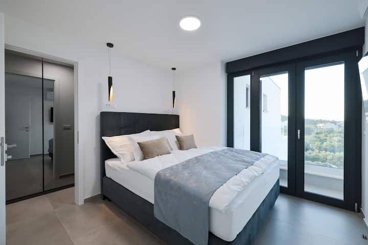 غرفة نوم رابعة مع حمام داخلي، طابق ثانٍ، شرفة خاصة متصلة بتراس السطح العلوي