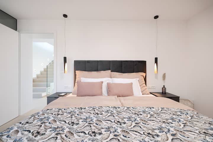 غرفة نوم ثالثة مع حمام داخلي، الطابق الأول