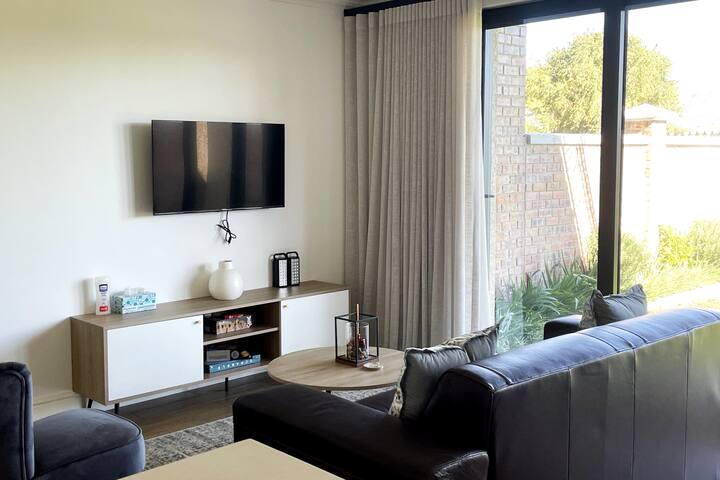 Cape Town 3 Bedroom Home Near CBD-HoneyBee gallery image 5
