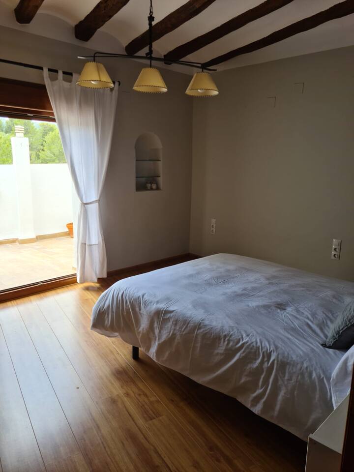 套房。3号卧室位于一楼，配有150厘米的双人床，带露台出口，步入式衣橱，可通往同一个房间的水槽