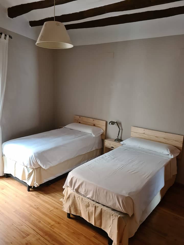 2号卧室配有2或4张90厘米的床。 可进入小露台。