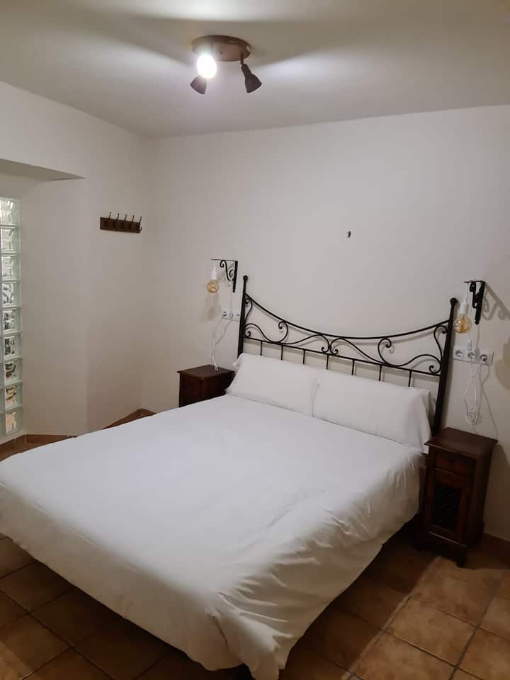 一楼的1号卧室配有150厘米的双人床，内置衣橱。