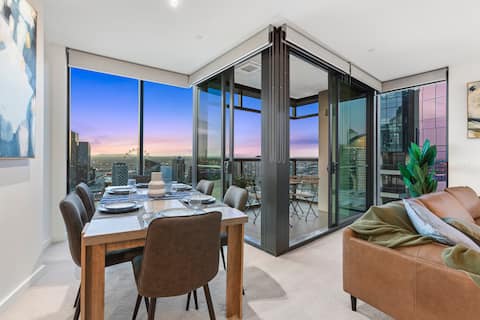 Gia - Jaw-dropping 3BDR 2car executive apartment.