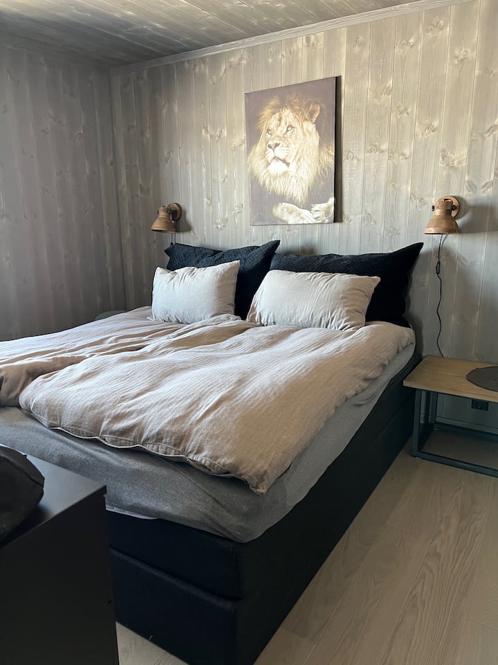 เตียงขนาด 180 x 200 ซม. ในห้องนอนใหญ่ ในอีก 3 ห้องนอนมีเตียงขนาด 150 x 200 ซม. เตียงแสนสบายและหมอน/ผ้านวมใหม่