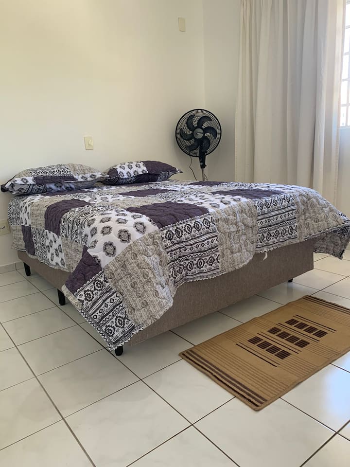 ห้องนอนขนาดใหญ่ (n0 2) พร้อมเตียงควีนไซส์พัดลมคอลัมน์ขนาดใหญ่พร้อมใบพัด 6 ใบพัดการไหลเวียนของอากาศมากขึ้นและเงียบสงบ