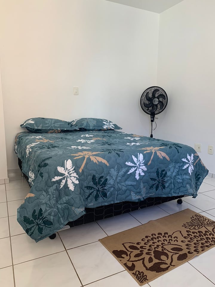 ห้องพักขนาดใหญ่ (n0 3) พร้อมเตียงควีนไซส์พัดลมคอลัมน์ขนาดใหญ่ใบพัด 6 ใบพัดการไหลของอากาศมากขึ้นและเงียบสงบ