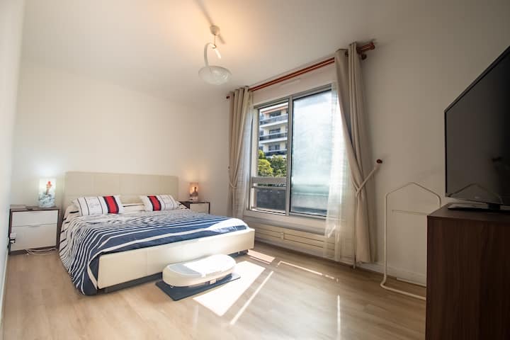 Prostrana spavaća soba 1 s bračnim krevetom, televizorom s velikim zaslonom (na velikoj komodi) i živopisnom platformom