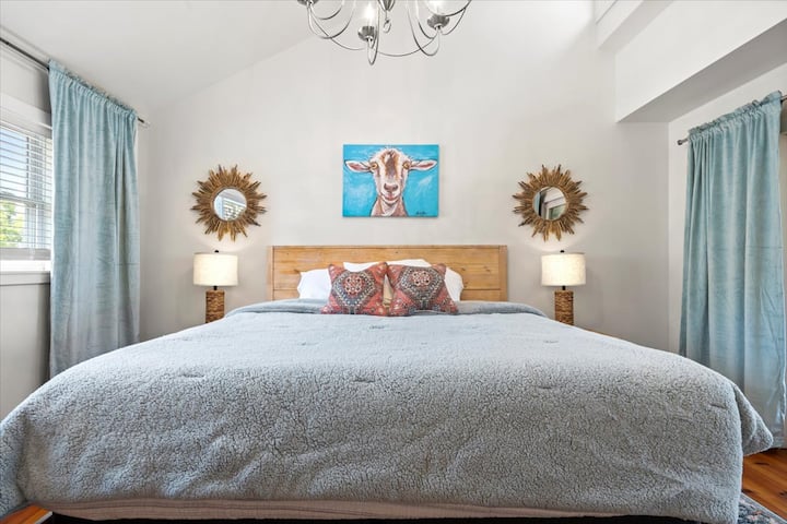 Suite principal con cama tamaño king y baño privado. Ubicado en el primer piso de la casa principal con acceso directo a la terraza y vistas al lago.