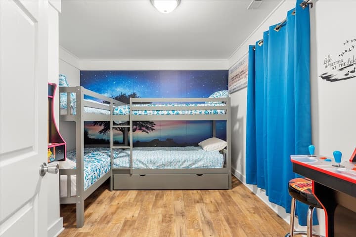 Camas individuales extra largas, capacidad para 4 personas. Ubicado en el nivel principal de la casa de la piscina.