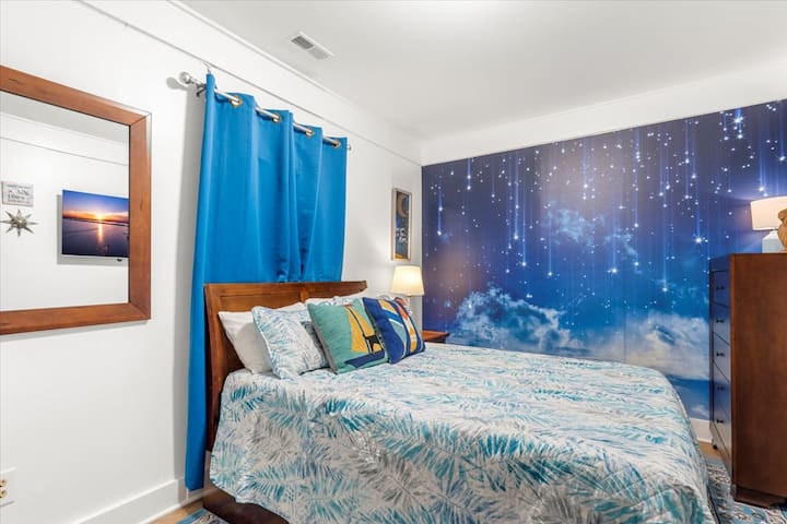 Cama doble con cama nido de tamaño completo ubicada en el nivel principal de la casa de la piscina.