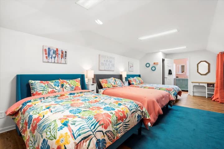 Tres camas queen ubicadas sobre la casa de la piscina con baño privado.
