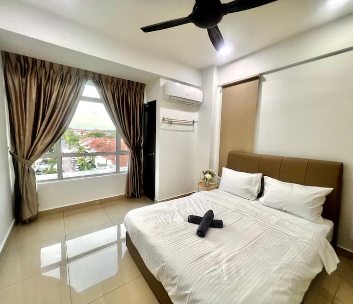 Glavna spavaća soba 
- 1 bračni krevet (širine 150-1 