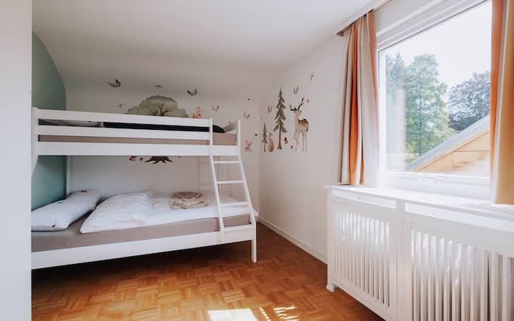 Segundo dormitorio con una cama individual normal en la planta superior (0,90 x 2,00 m) y una pequeña cama doble en la planta baja (1,40 x 2,00 m)