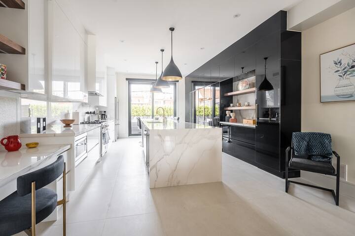 Incredible Modern 3BR Executive Home – Must See! gallery image 2