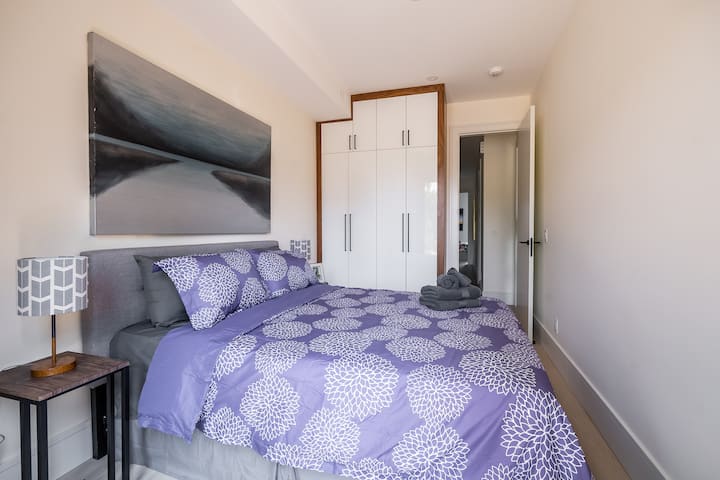 La deuxième chambre dispose d'un grand placard et d'un lit queen size confortable, offrant à la fois fonctionnalité et détente.