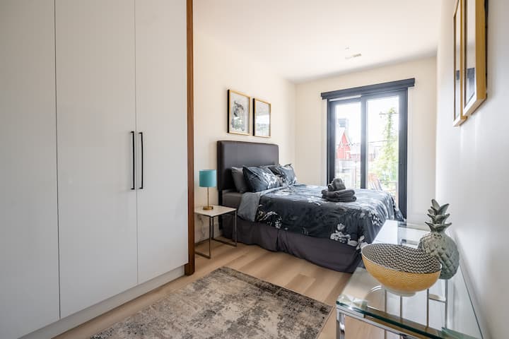 La troisième chambre offre beaucoup de lumière naturelle et plus qu'assez d'espace de rangement pour vous et vos voyageurs.