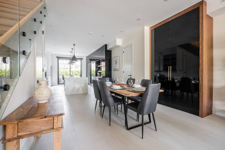 Incredible Modern 3BR Executive Home – Must See! gallery image 4