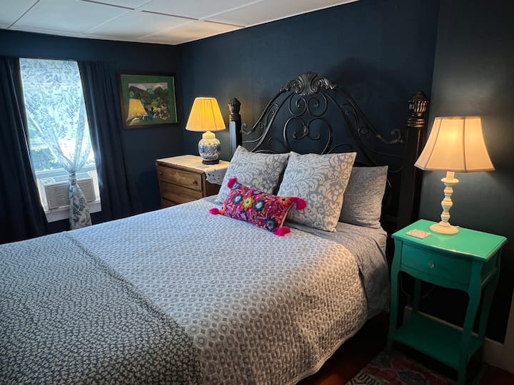 Útulná modrá spálňa na poschodí so vstavanými poličkami na knihy a inteligentnou a rôznorodou knižnicou. Manželská posteľ. Klimatizácia na leto.