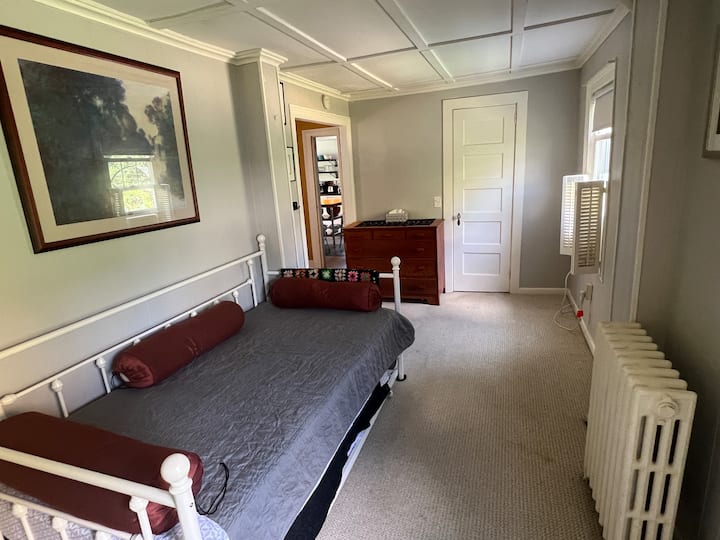 Spálňa na prvom poschodí (dvojposteľ s kobercom) s priamym prístupom do veľkej kúpeľne. Ideálne pre deti alebo jednotlivca, ktorý sa nestará o schody.