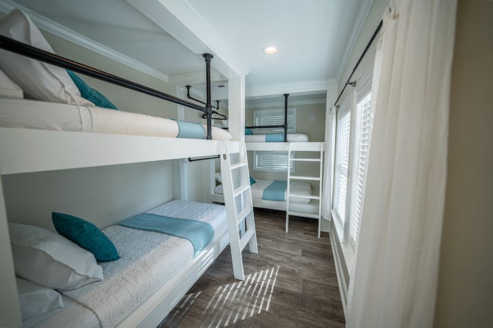 3号卧室配有定制双层床