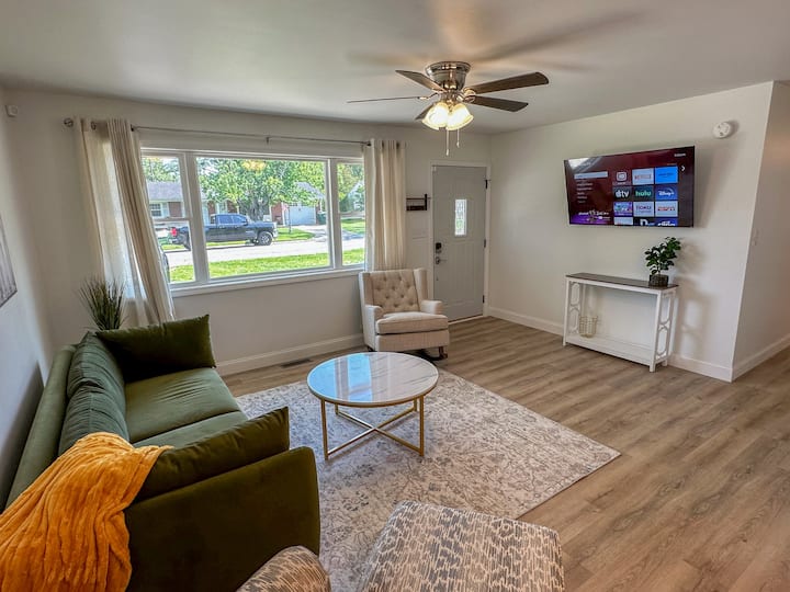 *Renovated 3 BR 2 Ba Entire Home with GAME ROOM!* Houses for Rent in